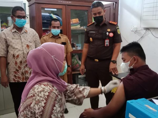 Vaksinasi bersama kejaksaan dan SMKNegeri 1talang Ubi